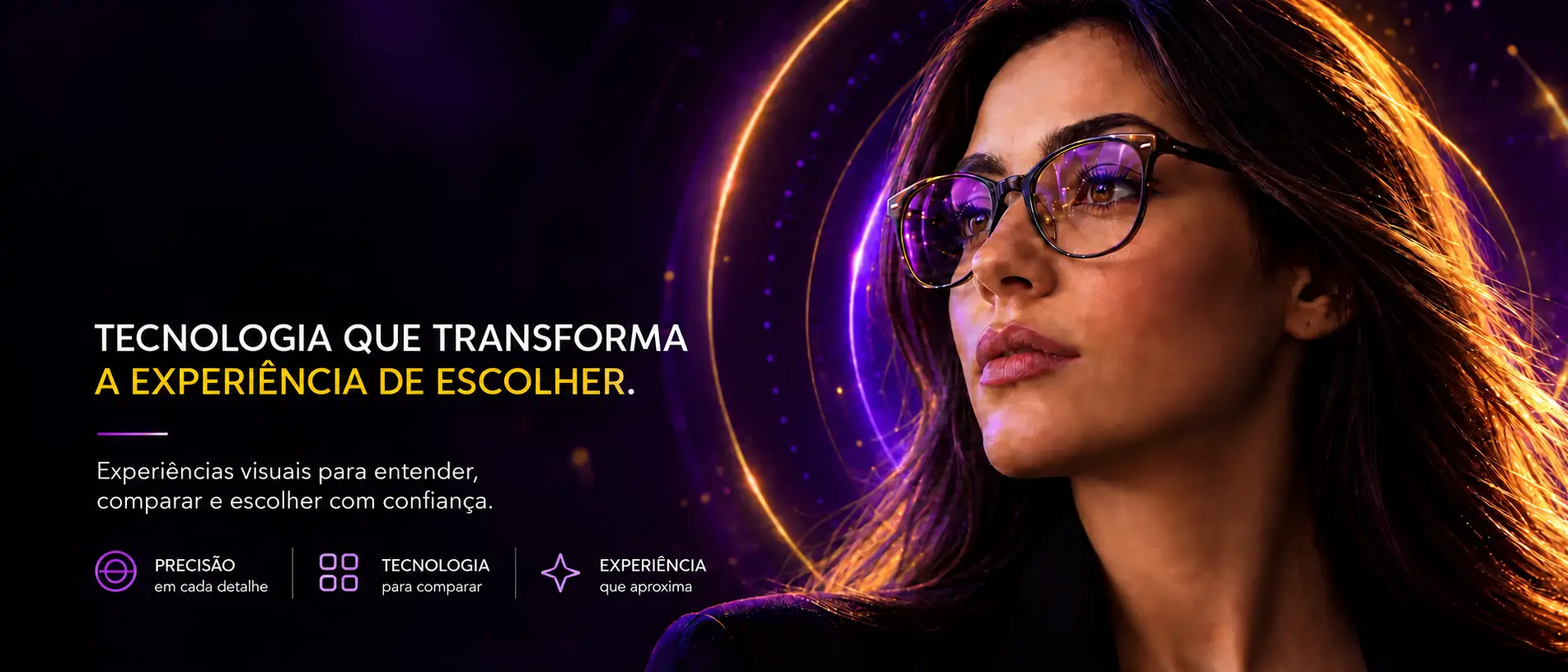 Mulher com óculos em uma cena iluminada em roxo e dourado